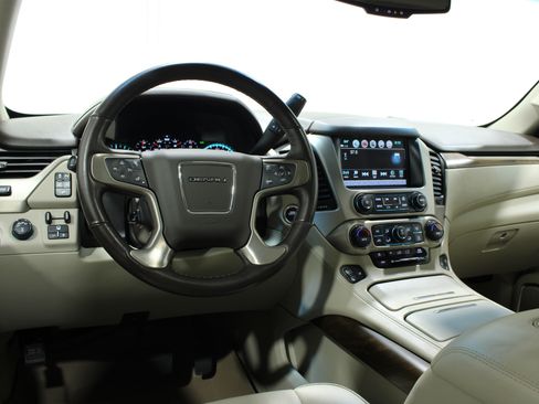 Used 2019 GMC Yukon XL Denali w/ Denali Ultimate Package AWD/4WD image 2