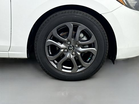 Used 2019 Toyota Yaris L image 32