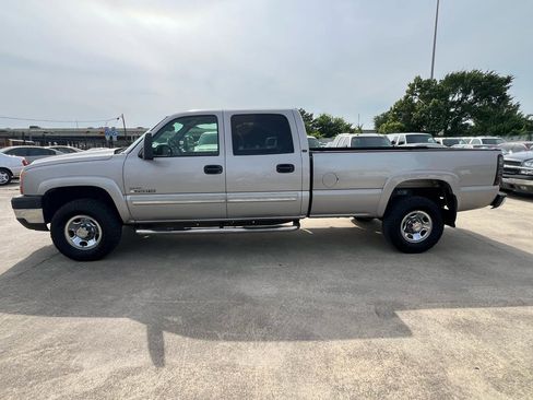 Used 2006 Chevrolet Silverado 2500 LT w/ Heavy-Duty Power Package RWD image 3
