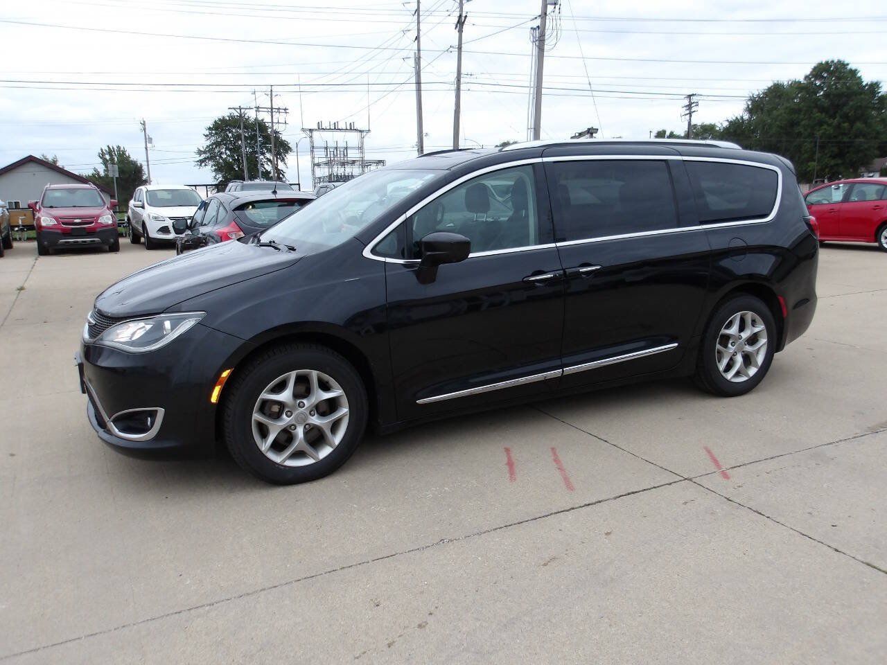 Used 2019 Chrysler Pacifica Touring-L w/ Advanced Safetytec Group FWD image 2