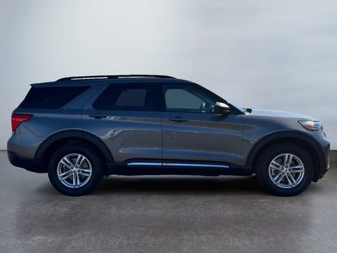Used 2022 Ford Explorer XLT AWD/4WD image 4