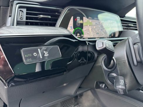 Used 2022 Audi e-tron Premium Plus w/ Premium Plus Package image 30