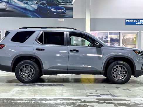 Used 2024 Honda Pilot TrailSport image 7