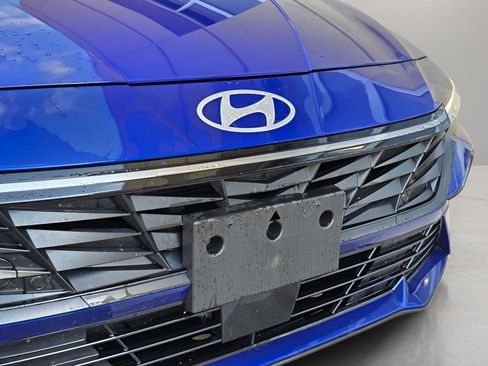 Certified 2025 Hyundai Elantra Limited FWD image 9