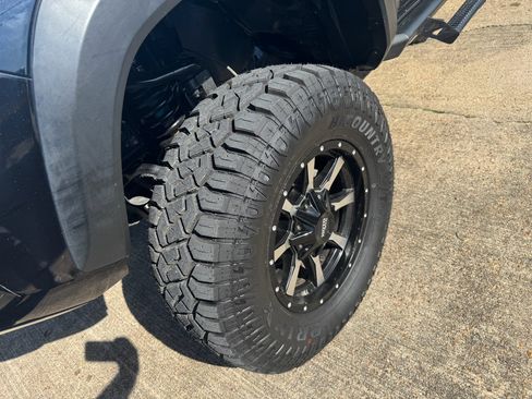 Used 2018 Toyota Tacoma TRD Off-Road w/ Technology Package image 9