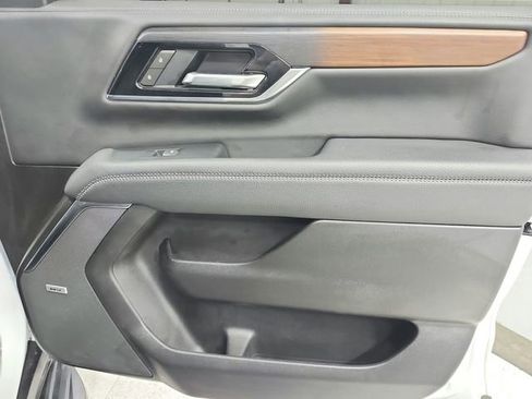 Used 2025 GMC Yukon XL Denali AWD/4WD image 40