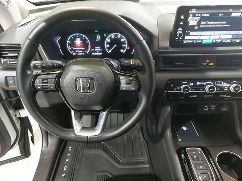 Used 2023 Honda Pilot Touring image 17