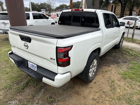 Used 2022 Nissan Frontier SV image 3