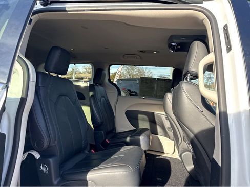 Used 2019 Chrysler Pacifica Touring-L w/ Tire & Wheel Group image 9