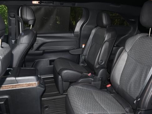 Certified 2025 Toyota Sienna Platinum FWD image 16