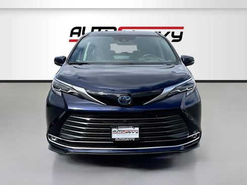 Used 2024 Toyota Sienna Platinum AWD/4WD image 2