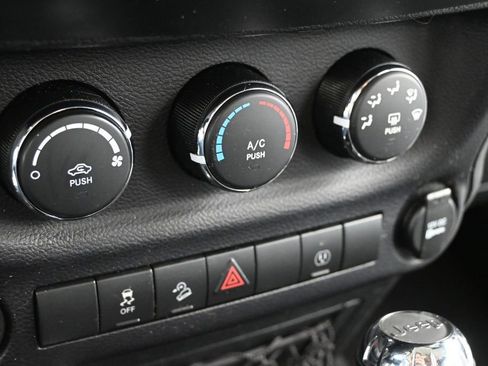 Used 2015 Jeep Wrangler Unlimited Sahara w/ Connectivity Group AWD/4WD image 16
