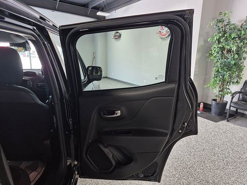 Used 2019 Jeep Renegade Altitude w/ Quick Order Package 2XM FWD image 27