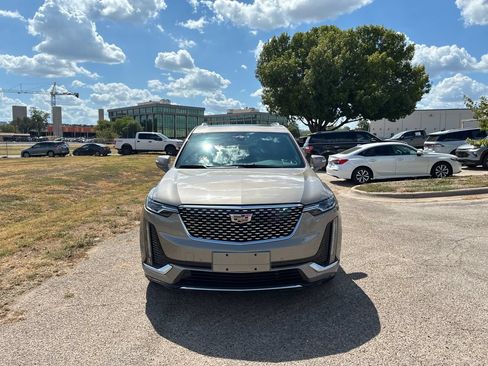 Used 2022 Cadillac XT6 Premium Luxury AWD/4WD image 2