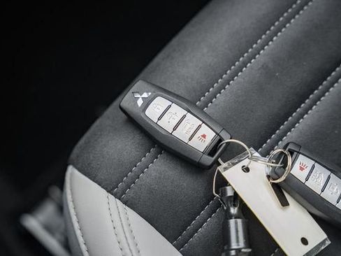 New 2025 Mitsubishi Outlander SE image 38