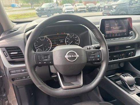 Used 2025 Nissan Rogue SV FWD image 16