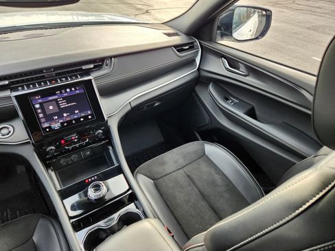 Used 2023 Jeep Grand Cherokee L Laredo image 17