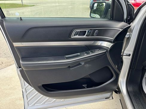 Used 2018 Ford Explorer XLT FWD image 19