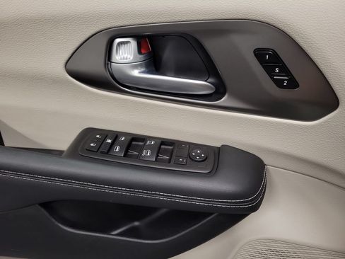 Used 2024 Chrysler Pacifica Touring-L FWD image 19