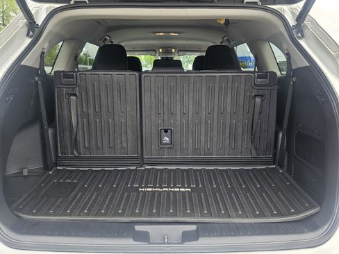 Used 2023 Toyota Highlander LE FWD image 27