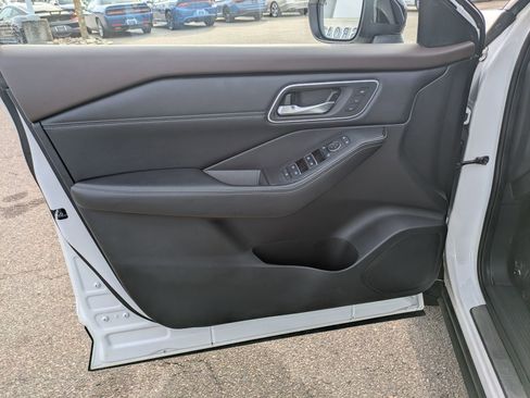 Used 2021 Nissan Rogue Platinum image 12