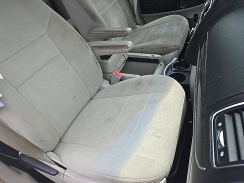 Used 2011 Chrysler Town & Country Touring FWD image 8