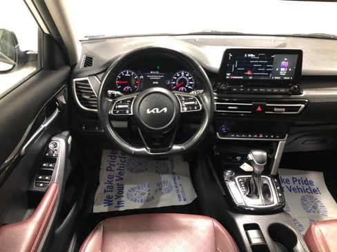Certified 2022 Kia Seltos SX w/ Sunroof Package image 32