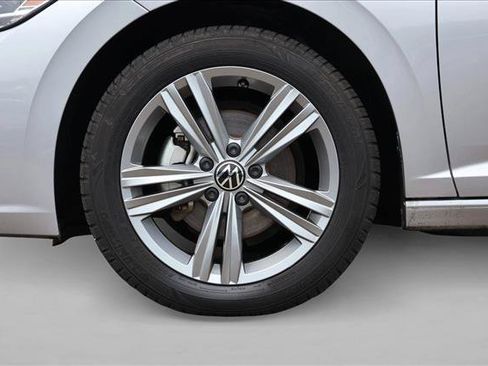 Used 2024 Volkswagen Jetta SE FWD image 9