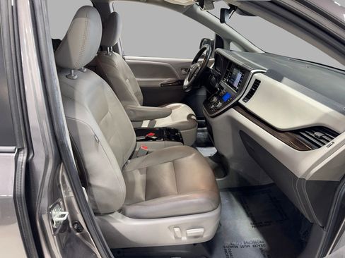 Used 2020 Toyota Sienna XLE image 29