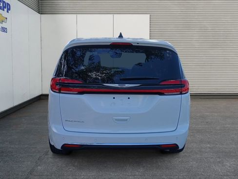 Used 2025 Chrysler Pacifica Select FWD image 4