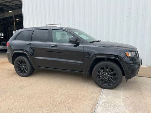 Used 2020 Jeep Grand Cherokee Altitude RWD image 4