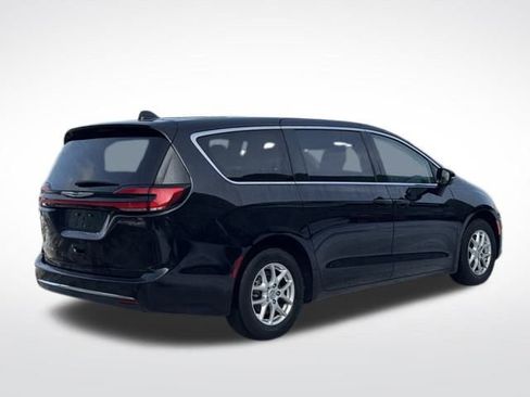Used 2024 Chrysler Pacifica Touring-L image 5