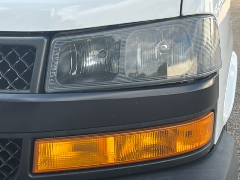 Used 2019 Chevrolet Express 3500 Extended w/ Driver Convenience Package image 9