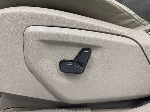 Used 2009 Jeep Commander Sport image 10