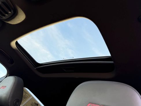 Used 2024 Chevrolet Trax RS w/ Sunroof Package image 19