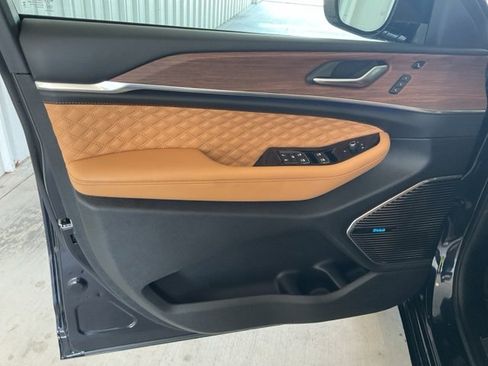 Used 2023 Jeep Grand Cherokee Summit w/ Luxury Tech Group V image 5