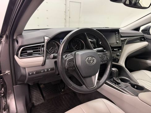 Used 2021 Toyota Camry SE w/ Cold Weather Package FWD image 4