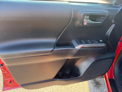 Used 2017 Toyota Tacoma TRD Sport w/ Tow Package AWD/4WD image 14