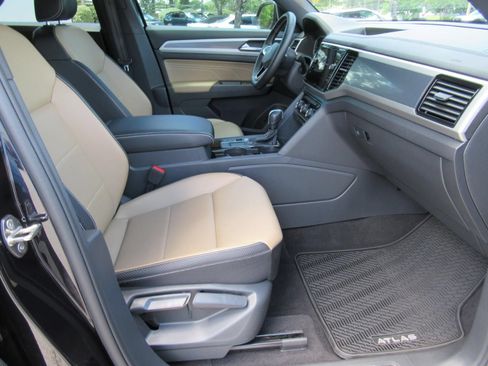 Used 2022 Volkswagen Atlas Cross Sport SE FWD image 9