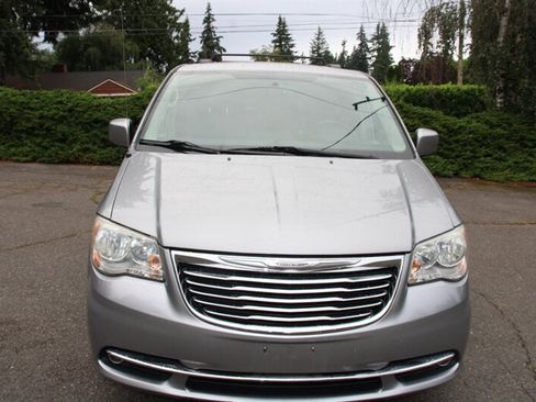 Used 2014 Chrysler Town & Country Touring FWD image 11
