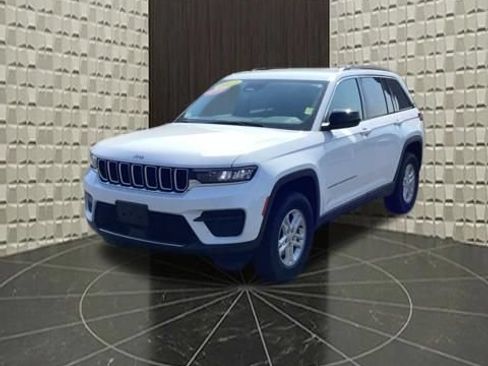 Certified 2023 Jeep Grand Cherokee Laredo AWD/4WD image 9