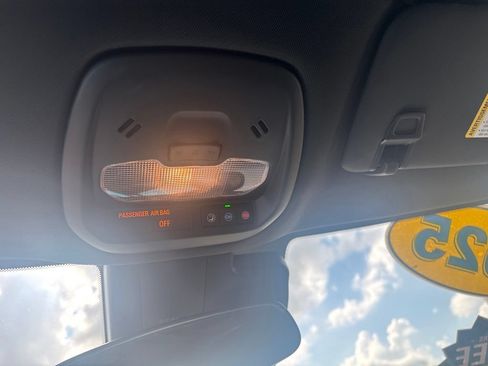 Used 2025 Chevrolet Trax RS FWD image 34