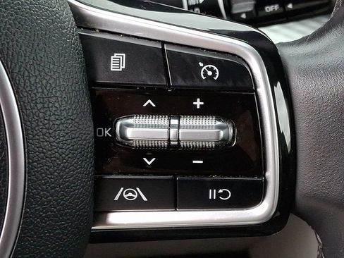 Used 2024 Kia Carnival LX FWD image 22
