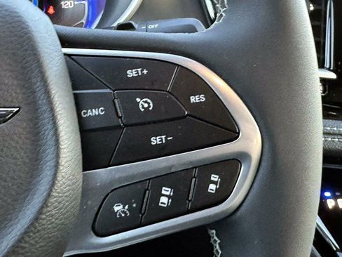 Certified 2025 Chrysler Pacifica Select image 20