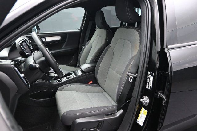 Used 2023 Volvo XC40 B5 Core w/ Convenience Package AWD/4WD image 5