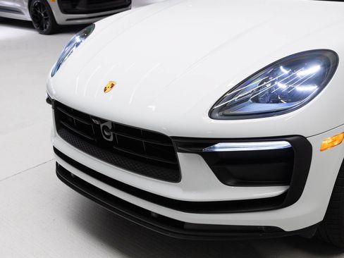 Certified 2026 Porsche Macan AWD/4WD image 33