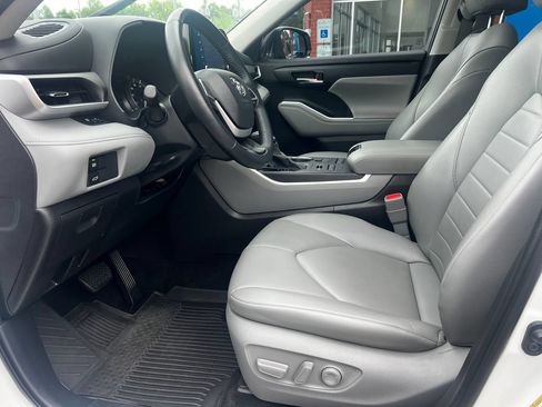 Used 2022 Toyota Highlander XLE AWD/4WD image 6