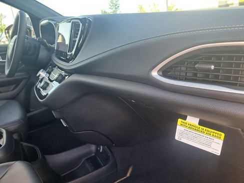 New 2026 Chrysler Pacifica Select FWD image 33