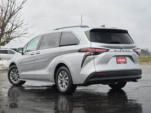Used 2022 Toyota Sienna XLE image 25