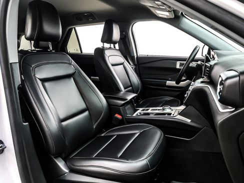 Used 2023 Ford Explorer XLT w/ Equipment Group 202A image 7